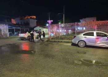 Turista extranjera choca en Tulum tras ignorar un alto