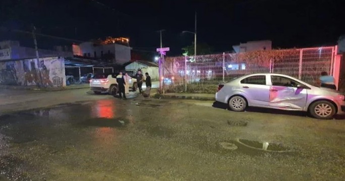 Turista extranjera choca en Tulum tras ignorar un alto