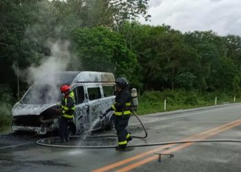 Incendio de van turística en tramo Tintal-Playa del Carmen deja solo daños materiales