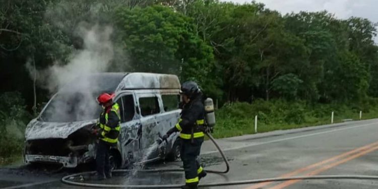 Incendio de van turística en tramo Tintal-Playa del Carmen deja solo daños materiales