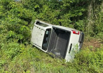 Se salva conductor en aparatosa volcadura en Felipe Carrillo Puerto