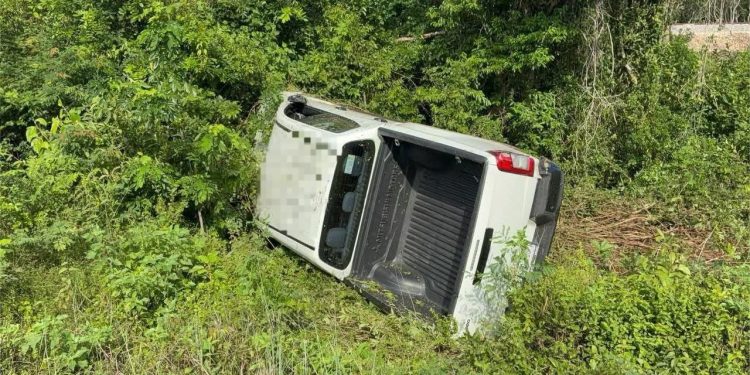 Se salva conductor en aparatosa volcadura en Felipe Carrillo Puerto