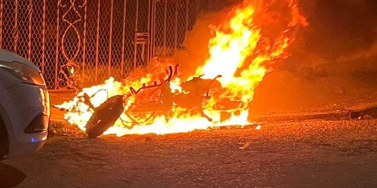 Motocicleta es incendiada en la colonia Luis Donaldo Colosio