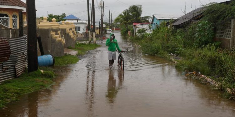 Huracán Melissa categoría 5 amenaza con devastar Jamaica