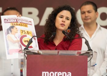 Luisa María Alcalde escoltada por "adancistas"