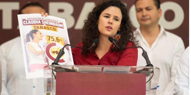 Luisa María Alcalde escoltada por "adancistas"