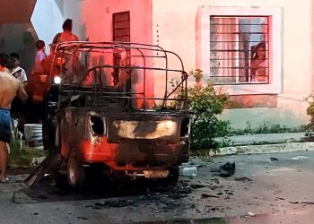 Quema mototaxi en Cancún