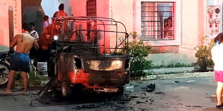 Quema mototaxi en Cancún