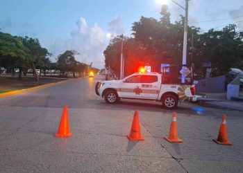 Autobús derriba poste en Tulum