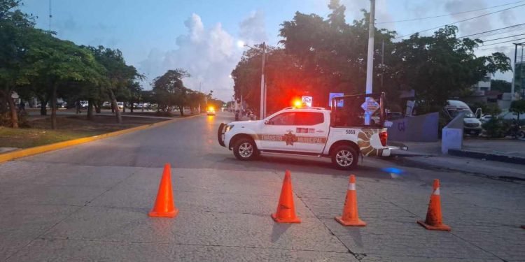 Autobús derriba poste en Tulum
