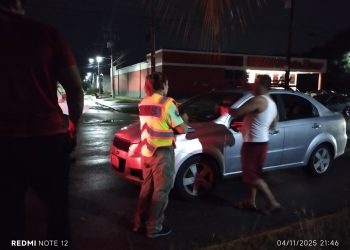Mujer resulta lesionada tras choque en el cruce de avenidas Insurgentes y Sicilia