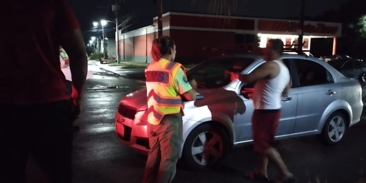 Mujer resulta lesionada tras choque en el cruce de avenidas Insurgentes y Sicilia