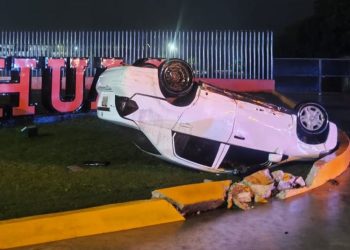 Auto volcó sobre el bulevar Luis Donaldo Colosio de Cancún
