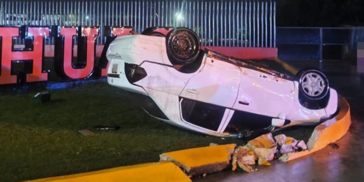 Auto volcó sobre el bulevar Luis Donaldo Colosio de Cancún