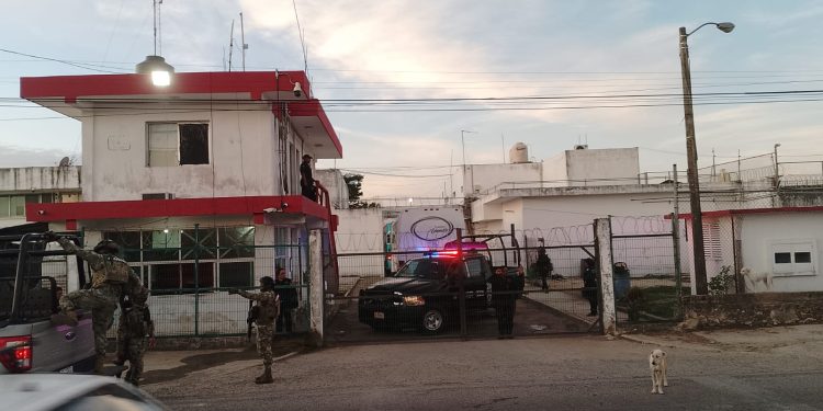 Llega a Chetumal convoy con 41 internos provenientes del penal de Cancún
