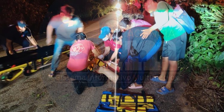 Joven motociclista sufre grave accidente en José María Morelos