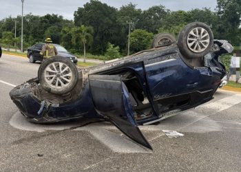 Aparatosa volcadura tras choque por alcance en la avenida José López Portillo