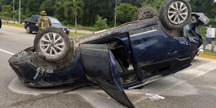 Aparatosa volcadura tras choque por alcance en la avenida José López Portillo