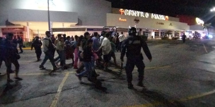 Policía Municipal libera bloqueo en Playa del Carmen tras protesta por detención de líder vecinal