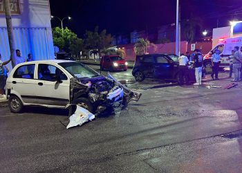 Conductor choca contra camioneta estacionada en Chetumal