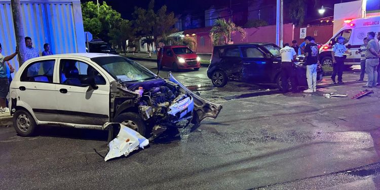 Conductor choca contra camioneta estacionada en Chetumal