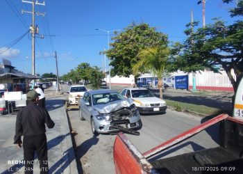 Accidente vial en Chetumal deja daños materiales en camioneta de comida