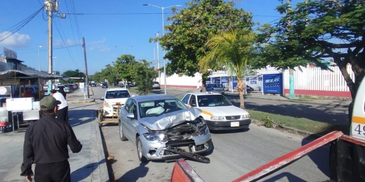 Accidente vial en Chetumal deja daños materiales en camioneta de comida