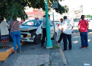 Taxi termina sobre la banqueta tras fuerte choque en el cruce de 5 de Mayo y Álvaro Obregón