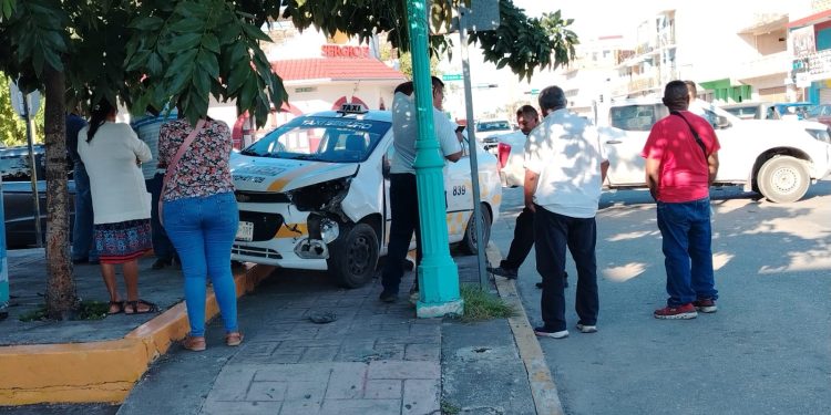 Taxi termina sobre la banqueta tras fuerte choque en el cruce de 5 de Mayo y Álvaro Obregón