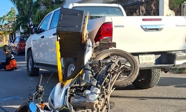 Motociclista resulta lesionado tras ser arrollado por camioneta en la colonia Emancipación
