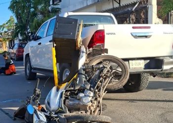 Repartidor en motocicleta resulta lesionado tras ser arrollado por una camioneta en la colonia Emancipación
