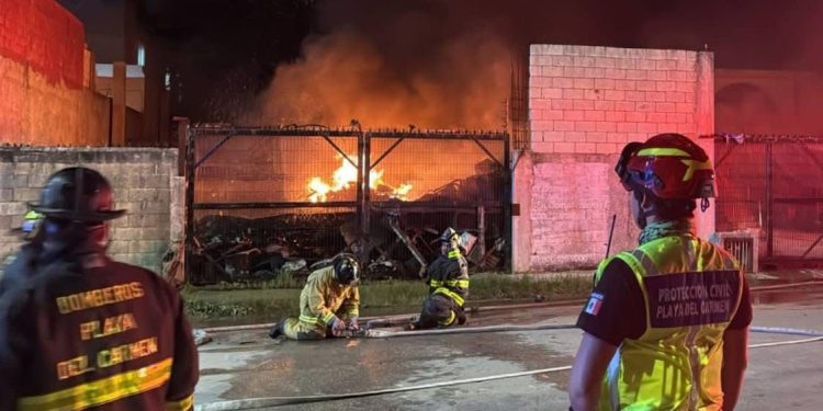 Explosión en chatarrería provoca incendio en la colonia Ejido; bomberos logran controlarlo