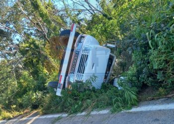 Volcadura de camión grúa deja un lesionado en tramo Polyuc–José María Morelos