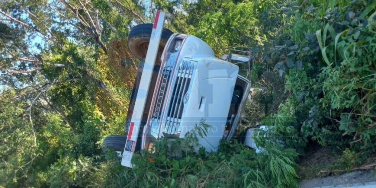 Volcadura de camión grúa deja un lesionado en tramo Polyuc–José María Morelos