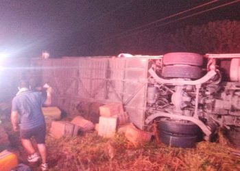 Volcadura de autobús en carretera Nachicocom–Chetumal deja más de 15 lesionados