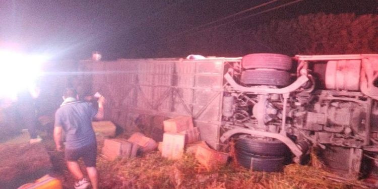 Volcadura de autobús en carretera Nachicocom–Chetumal deja más de 15 lesionados