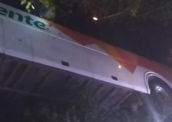 Autobús de ADO vuelca en el tramo Ideal–Nuevo Xcan; pasajeros resultan lesionados