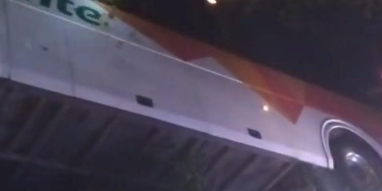 Autobús de ADO vuelca en el tramo Ideal–Nuevo Xcan; pasajeros resultan lesionados