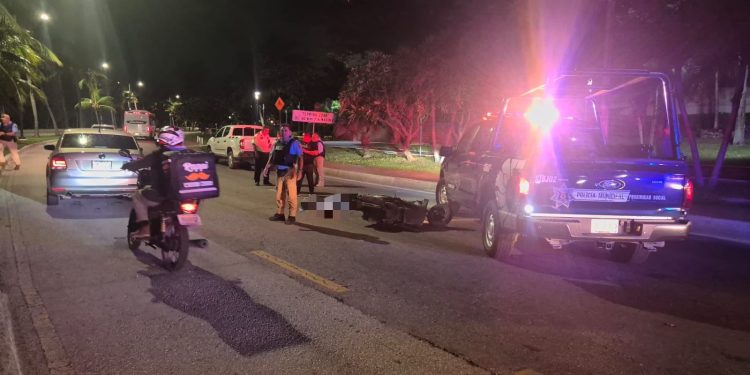 Mujer pierde la vida tras ser embestida en la Zona Hotelera de Cancún; conductor responsable huye