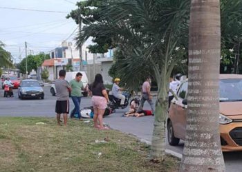 Dos mujeres resultan lesionadas en choque entre auto y motocicleta en Chetumal