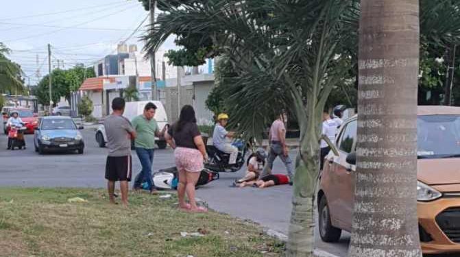 Dos mujeres resultan lesionadas en choque entre auto y motocicleta en Chetumal