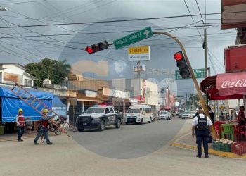 Semáforo colapsa por corrosión en pleno centro de Felipe Carrillo Puerto