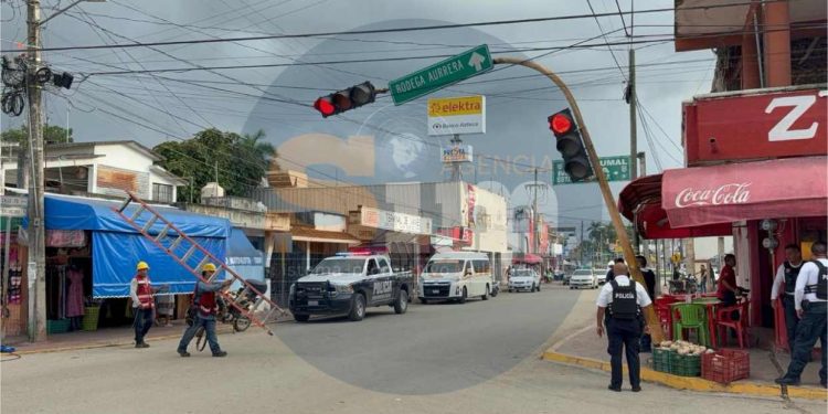 Semáforo colapsa por corrosión en pleno centro de Felipe Carrillo Puerto