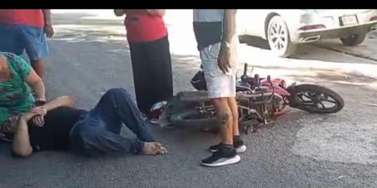 Motociclista resulta lesionado tras derrapar con un cable colgante en la colonia Italia de Chetumal