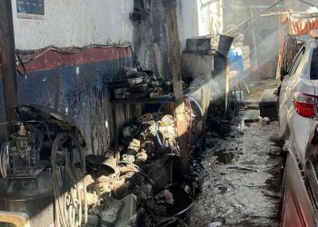 Incendio en taller mecánico moviliza a Bomberos en la colonia Ejido de Playa del Carmen