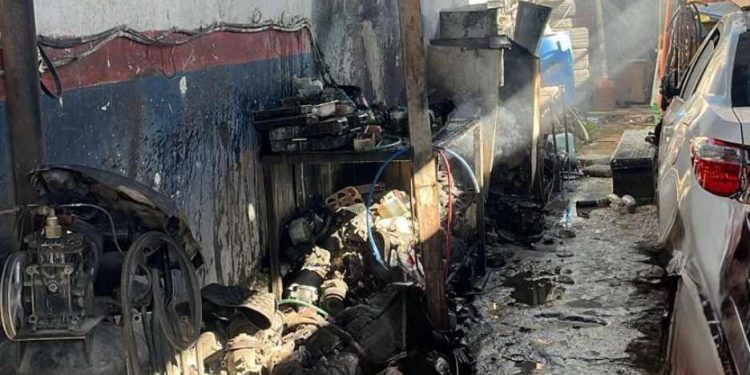 Incendio en taller mecánico moviliza a Bomberos en la colonia Ejido de Playa del Carmen