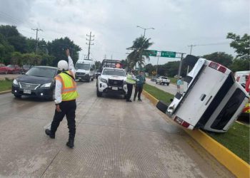 Aparatosa volcadura de camioneta en el bulevar Luis Donaldo Colosio