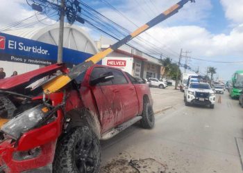 Camioneta termina incrustada en barra metálica sobre el bulevar Luis Donaldo Colosio en Cancún