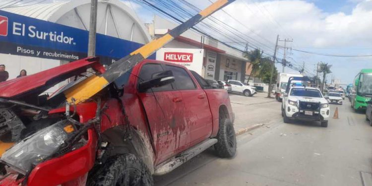 Camioneta termina incrustada en barra metálica sobre el bulevar Luis Donaldo Colosio en Cancún