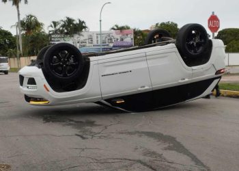 Aparatosa volcadura entre combi y vehículo particular causa caos vial en Chetumal